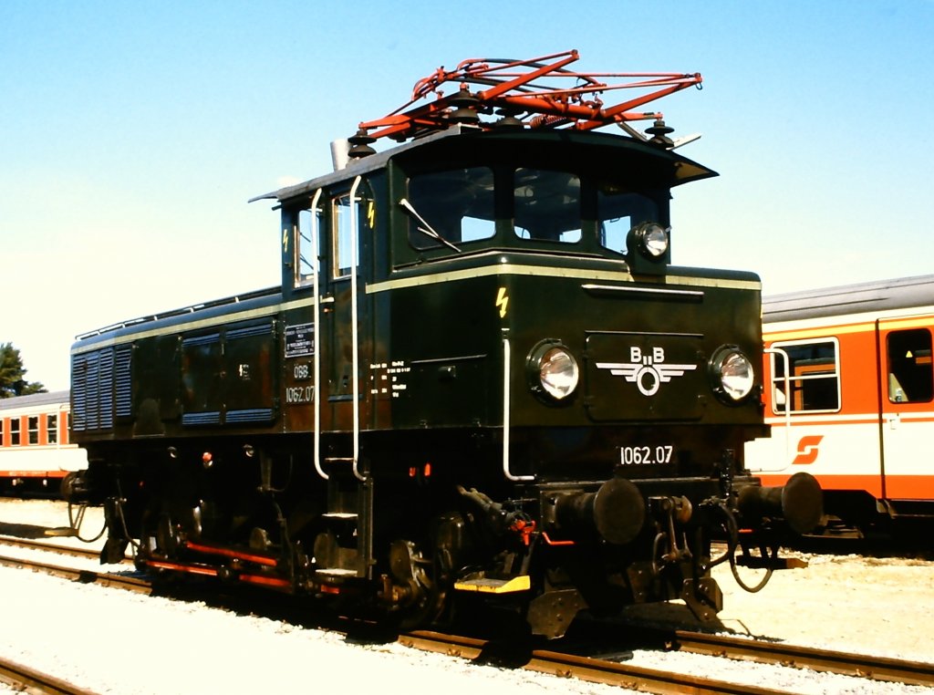 1062.07 auf der Ausstellung zum 150-jhrigen Jubilum der Eisenbahn in sterreich im Jahre 1987 in Wien.