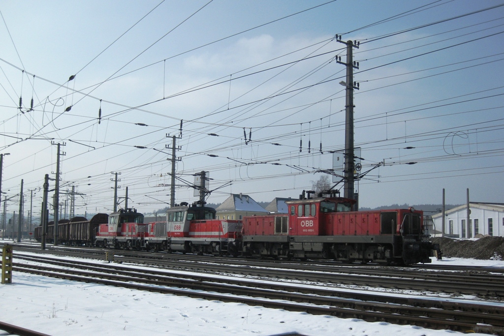 1063 003-6, 1163 012-6 und 1163 004-3 sind die Zugpferde fr den Leergterzug der Lenzing AG nach Wels Vbf - 2013-02-25 Ausfahrt aus dem Bhf Attnang Puchheim