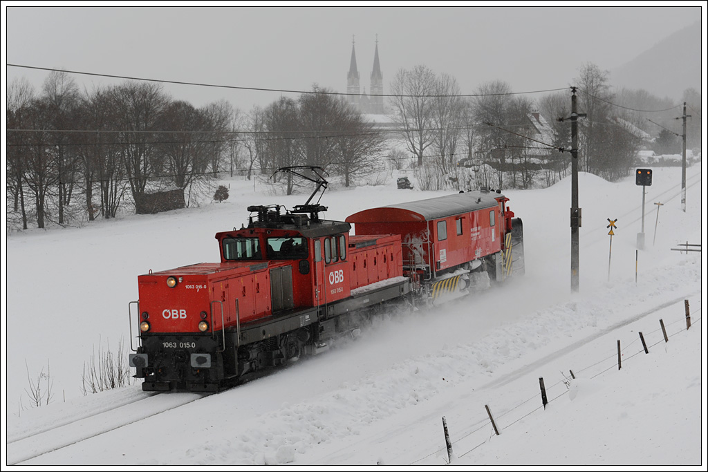 1063 015 war am 6.1.2012 mit dem Schneepflug zwischen Selzthal und Hieflau unterwegs, hier zu sehen bei der Rckfahrt nach Selzthal als 99084 mit Blick auf Admont
