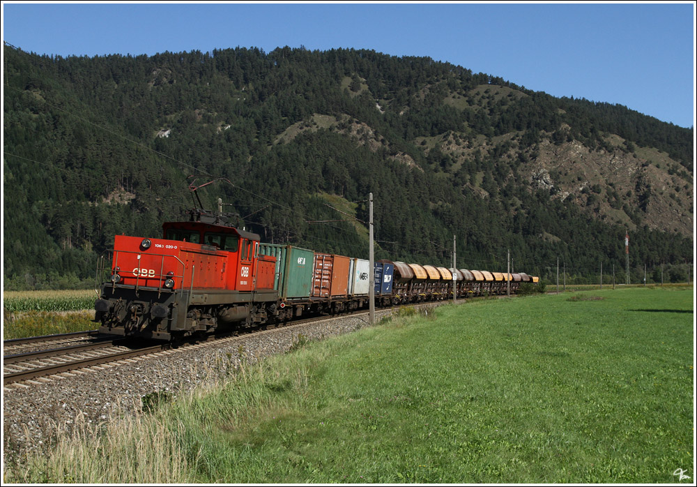 1063 020 fhrt mit dem Sammler von Preg nach St.Lorenzen 
Preg 13.9.2011