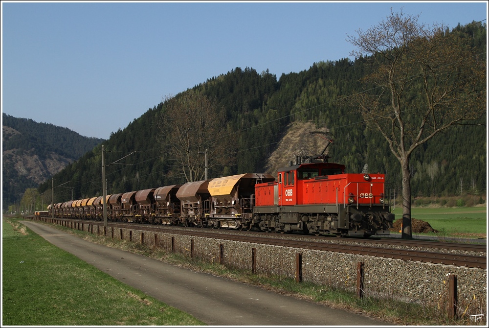 1063 021 fhr mit einem Schotterzug von Preg nach Fensch-StLorenzen.
St Lorenzen 19.4.2011