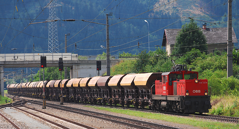1063 022 mit Verschubgterzug nach St.Michael. (Kraubath/Mur, 20.7.2010)