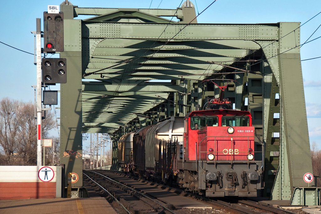 1063 023 berquert mit dem Gterzug NG 68146 (J - Ze) die Donau. Wien Praterkai, am 27.02.2012 Richtung Erdberger Lnde.