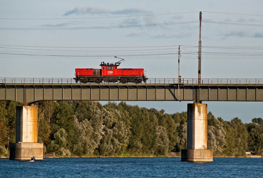 1063 025 ist am Abend des 09.09.2010 auf der Brcke ber das Entlastungsgerinne in Wien Richtung Norden unterwegs.