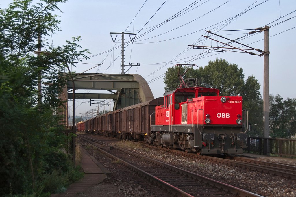 1063 026 �berquert den Donaukanal in Wien. Die Aufnahme entstand am 22.08.2012.