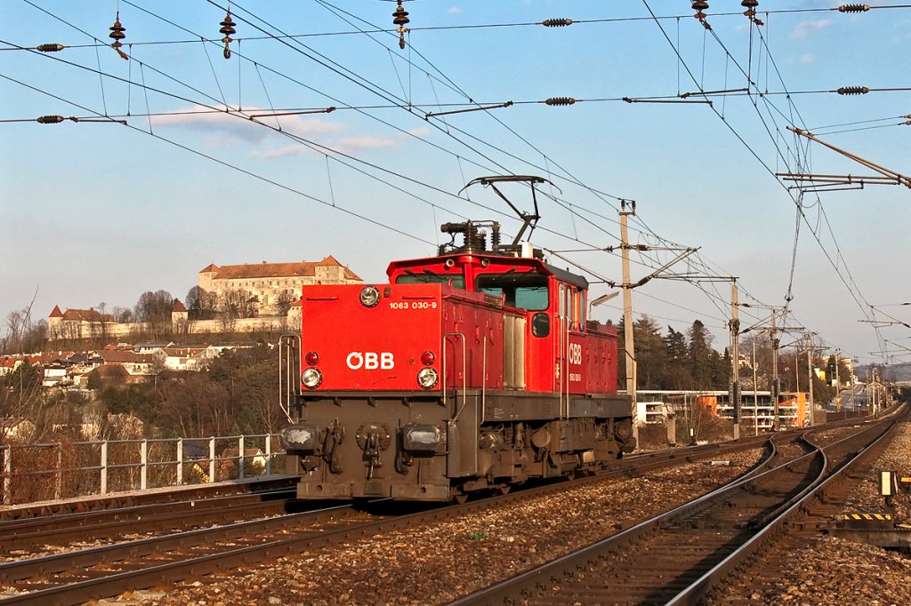 1063 030 als Lokzug bei Neulengbach. Die Aufnahme enstand am Abend des 28.03.2012.