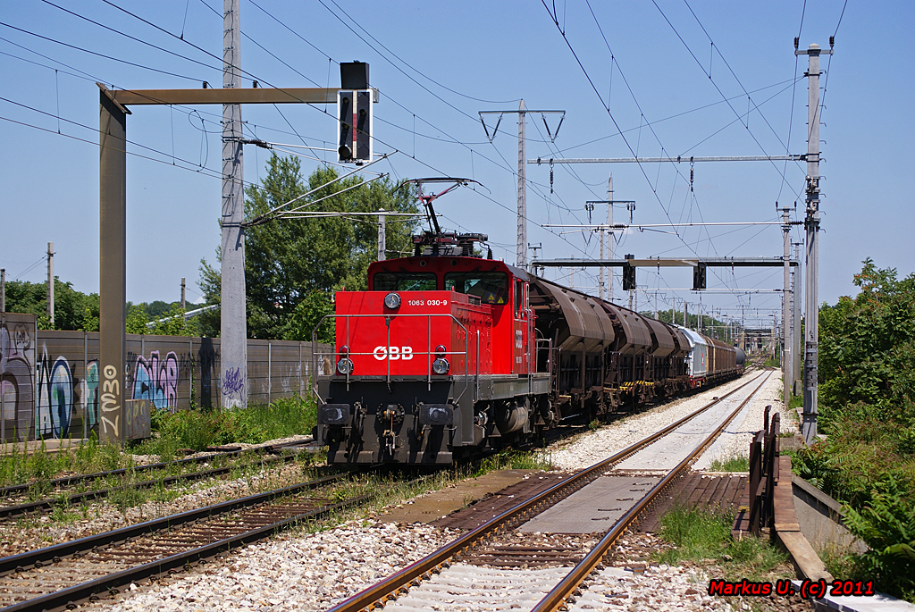 1063 030 fhrt mit einem Gterzug in Richtung Simmering. Wien Haidestrasse, 28.06.2011