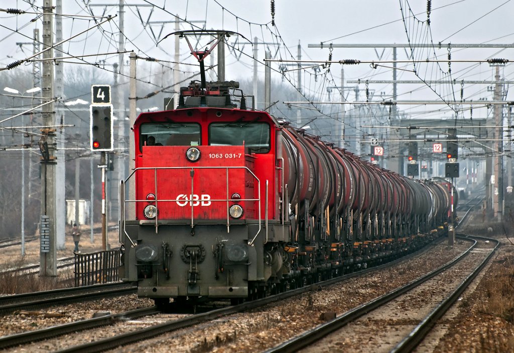 1063 031 fhrt mit einem GATX Kesselweganganzzug die leichte Steigung zwischen Wien Erdbergerlnde und Wien Haidestrae hoch. Das Foto entstand am 07.01.2011.