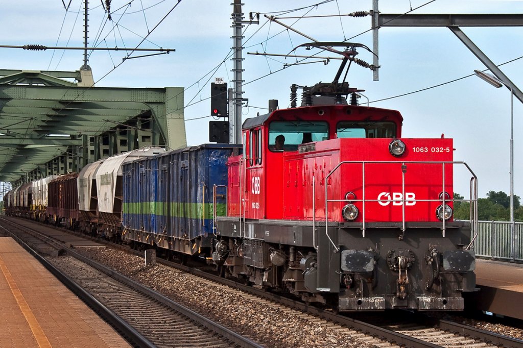 1063 032, bei der berquerung der Donau mit einem Gterzug, am 18.05.2012 in Wien Praterkai.