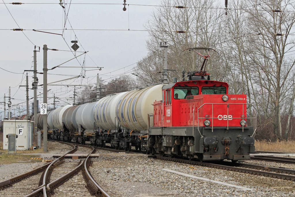 1063.033 fhrt am 09.02.2013 mit einem Gterzug durch den Bhf. Gtzendorf Richtung Hegyeshalom.