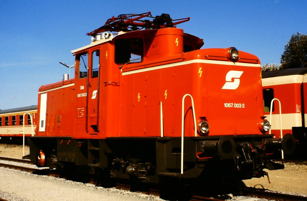 1067.003-2 auf der Ausstellung zum 150-j�hrigen Jubil�um der Eisenbahn in �sterreich im Jahre 1987 in Wien.