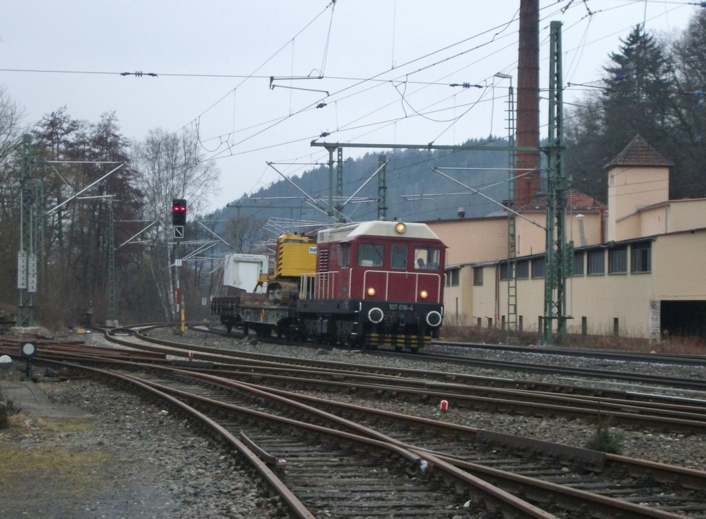 107 018-4 von Railsystems durchfhrt am 06.April 2013 mit einem Bauzug den Bahnhof Kronach Richtung Saalfeld.