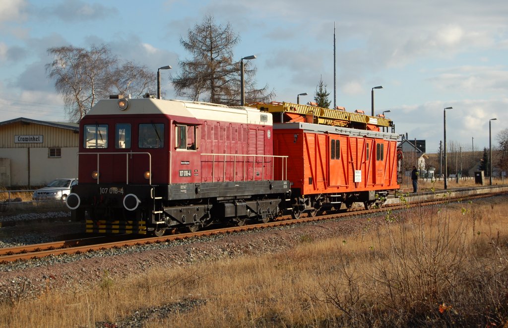 107 018-4 wartet im Bahnhof Crawinkel auf dei Ausfahrt gen Gotha. (10.12.2011)
