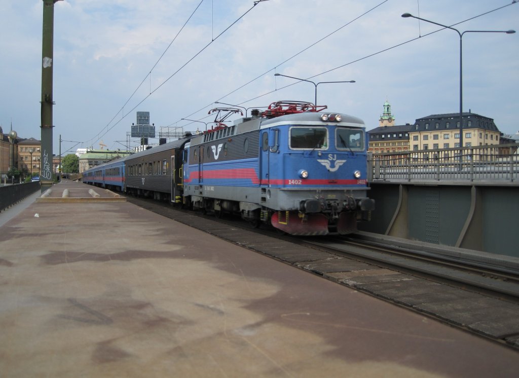 10.7.2010 14:25 SJ Rc6 mit IC aus Stockholm Central nach Karlstad Central auf dem sdlichen Teil der Centralbron kurz vor der Einfahrt in den Sderledstunneln.