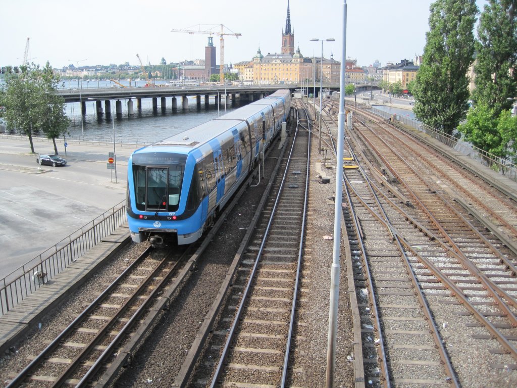 10.7.2010 15:15 Stockholmer Tunnelbanan vom Typ C20 ber der Ausfahrt aus dem Knotenpunkt Slussen in Richtung Gamla Stan. Dieses Bild ist das vorher letzte Bild meiner Schweden-Reise.