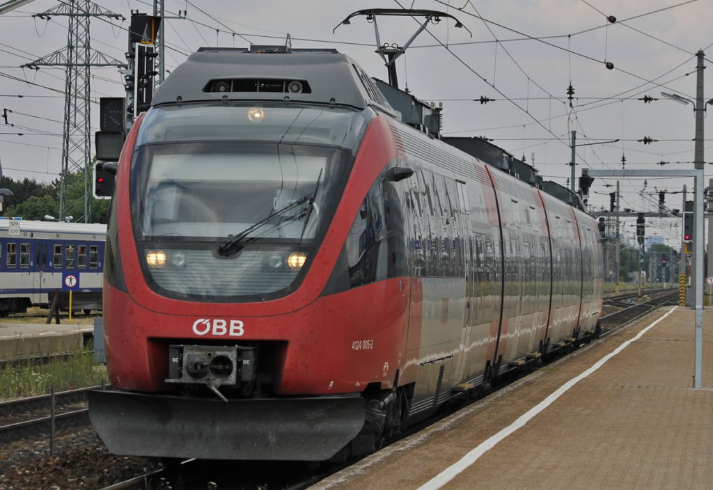 10.7.2013
4124-005 ist als S60 am Weg von Bruck an der Leitha nach Rekawinkel. Hier zu sehen im Bahnhof Wien-Htteldorf. Im Hintergrund ein 4020er als S45 nach Wien-Handelskai.