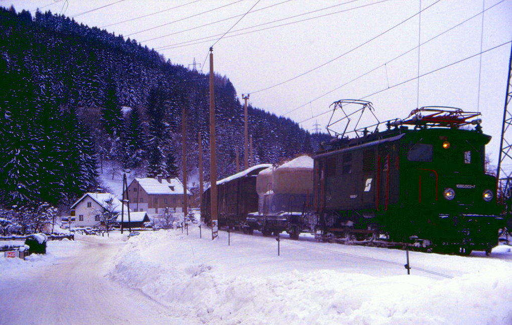 1080 001 fhrt mit einen Nahgterzug in Selzthal ein, 23.12.1986.