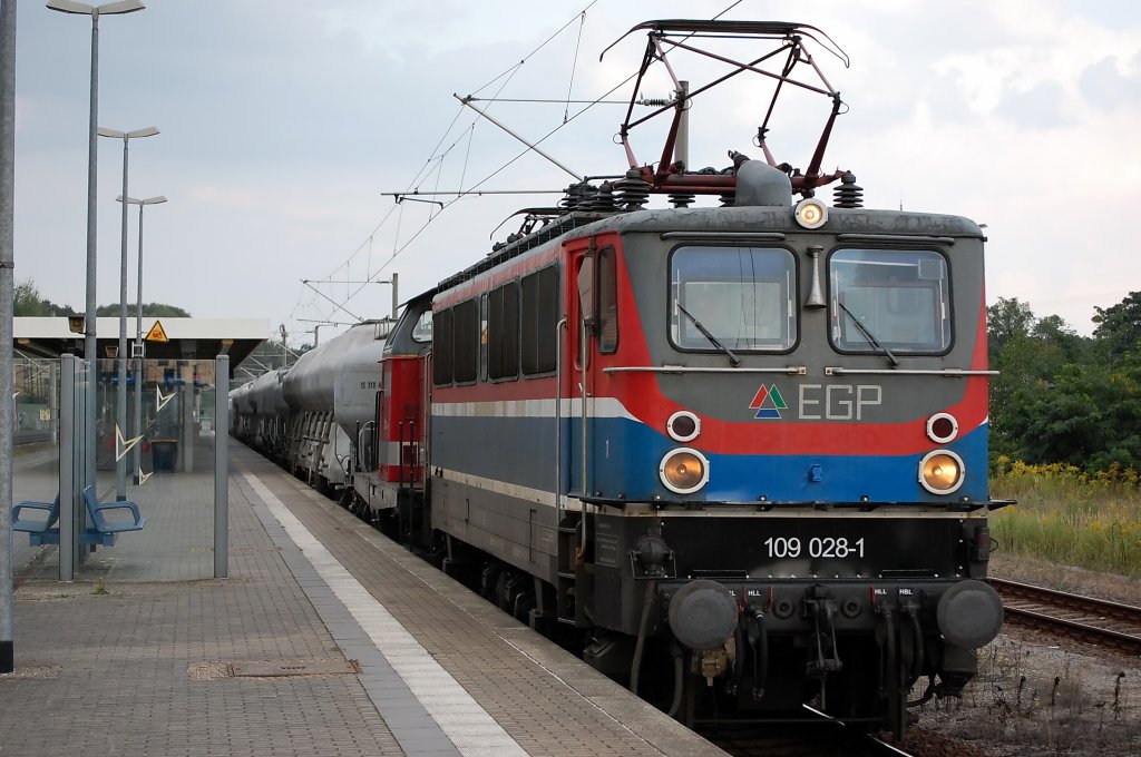 109 028-1 & 212 024-4 (kalt) der EGP mit einem Zementzug mussten kurz in Rathenow halten. 10.09.2010