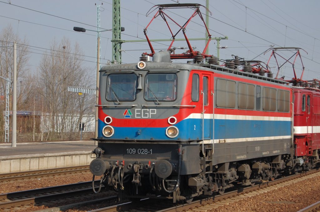109 028-1 der EGP mit einem kurzem halt im Bahnhof Berlin Schnefeld. 09.03.2010