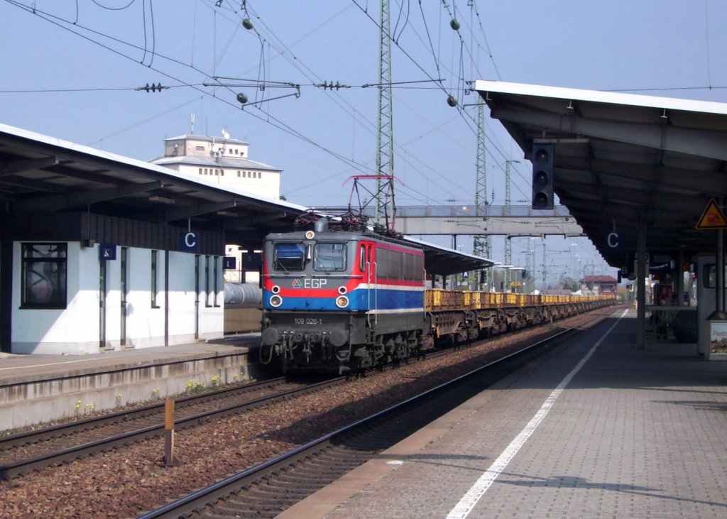 109 028 mit einem G�terzug am 11.04.2007 bei der Durchfahrt in Plattling.