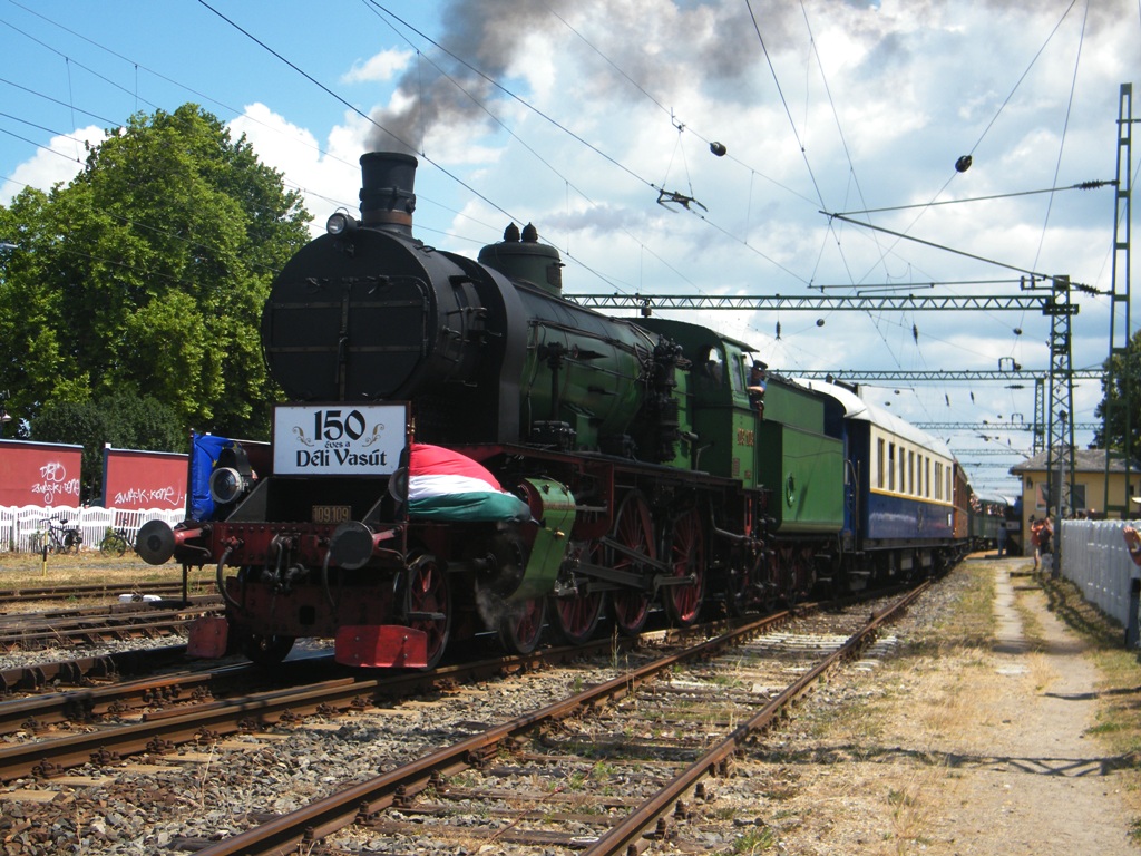 109 109 fhrt mit einem Nostalgienzug vom Bahnhof Fonyd ab, am 25. 06. 2011. Der Zug ist am 150. Geburtstag des Sdbahns von Budapest-Dli nach Nagykanizsa gefahren, und hat in den wichtigeren Stdten gestanden, damit die Reisenden an kleinen Feiern teilnehmen knnen. Diese Lok hat frher beim Sdbahn gearbeitet, und heutzutage sie ist die schnste Dampflok des MV-Nosztalgia.   