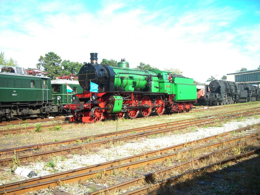109.109 dampft im gutem Fotolicht zum Heizhaus zurck. Die Lok war als Gastlok aus Ungarn angereist. 4.10.09
