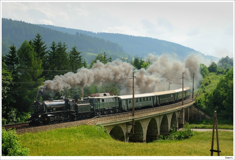 109.13 & 1040.01 auf der Retourfahrt von Mrzzuschlag nach Wien/FJB; SDZ 16238 hier am Holzergraben-Viadukt, 13.6.2010.
