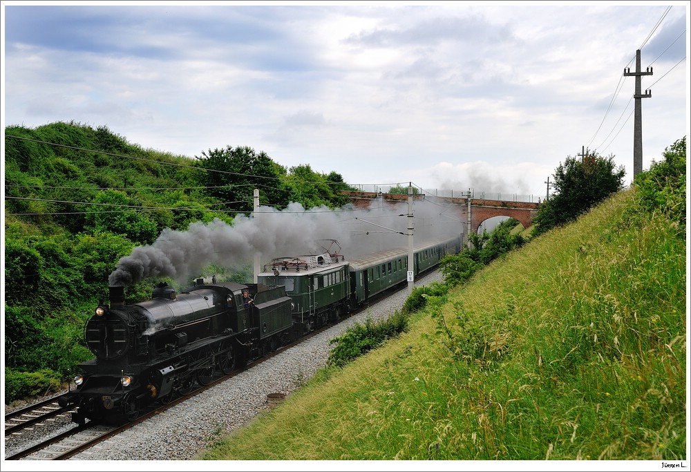 109.13 & 1040.01 mit dem Sonderzug 16237 von Wien/FJB nach Mrzzuschlag; hier klassisch in der Nhe von Mdling, 13.6.2010.