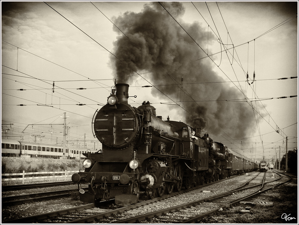 109.13 & 310.23 fahren mit dem IGE Sdz 17202 von Wien Sd-Ostseite nach Sigmundsherberg. 
Wien Ost  22.8.2012