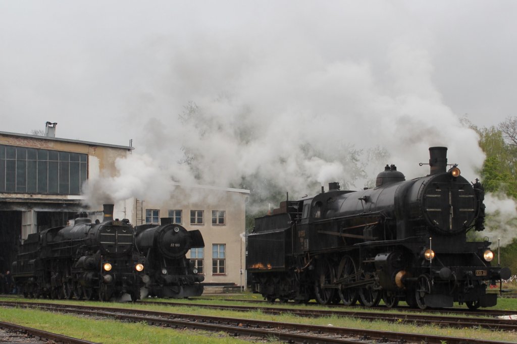 109.13, 310.23 und 52 100 hier bei einer kleinen Lokparade zur Saisenerffnung im Eisenbahnmuseum Strasshof; am 22.04.2012