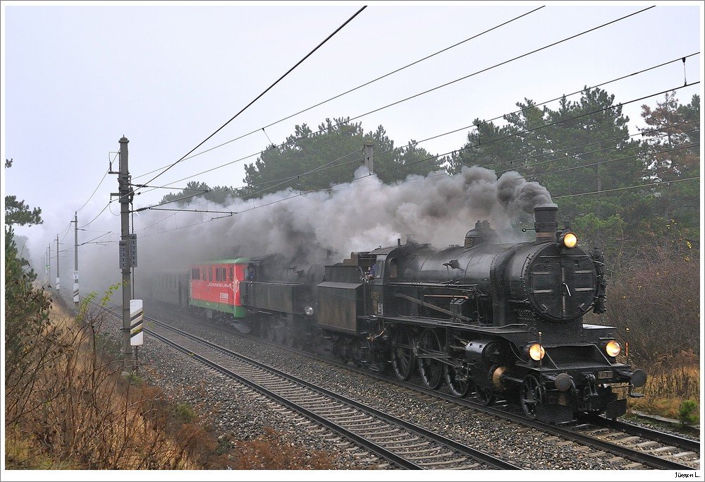 109.13, 629.01 und 1110.564 mit SDZ R16657 von Wien Sdbhf nach Mrzzuschlag. Hier in der Neunkirchner Allee, 08.12.2009.