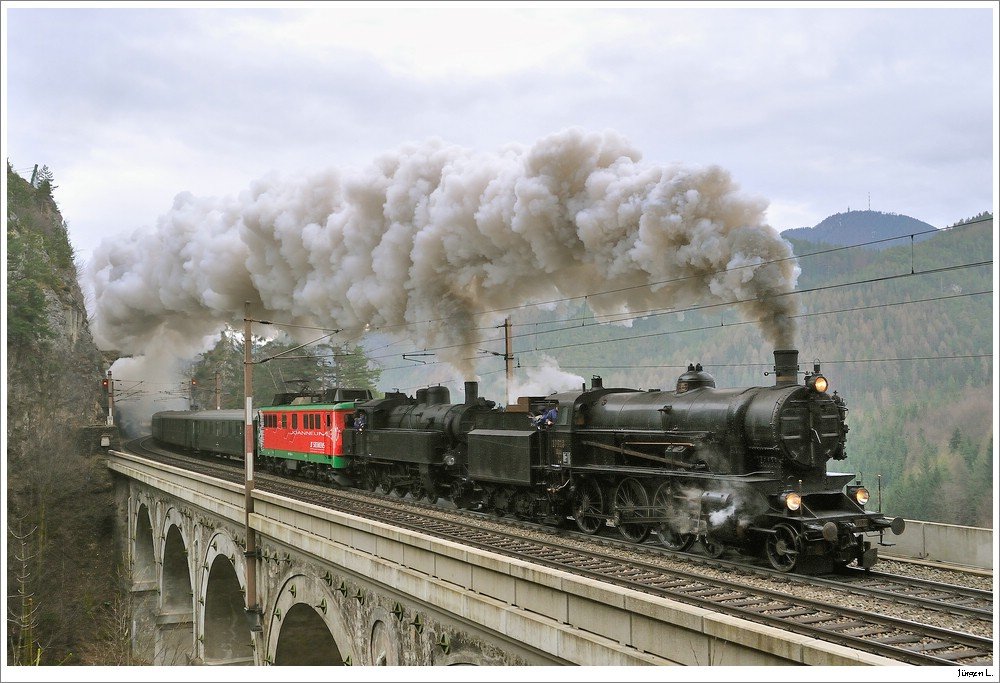 109.13, 629.01 und 1110.564 mit SDZ R16657 von Wien Sdbhf nach Mrzzuschlag. Hier am Krausel-Klause-Viadukt am Semmering, 08.12.2009.