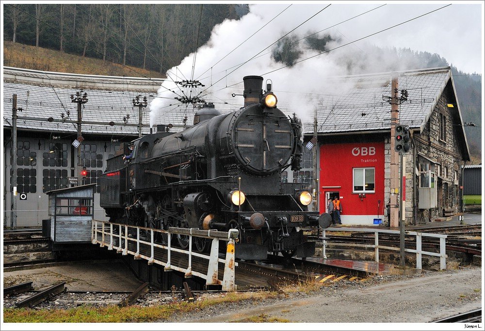 109.13 auf der Drehscheibe beim Eisenbahnmuseum in Mrzzuschlag, 08.12.2009.