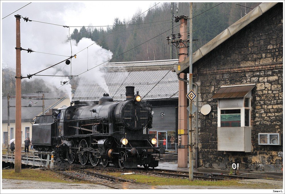 109.13 bei der Ausfahrt von der Drehscheibe in Mrzzuschlag, 08.12.2009.