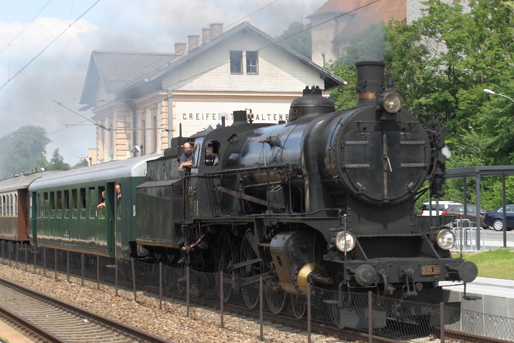109.13 fhrt mit dem SR 16784 nach Spitz a/d Donau am 22.Juni 2013 durch Greifenstein-Altenberg.

