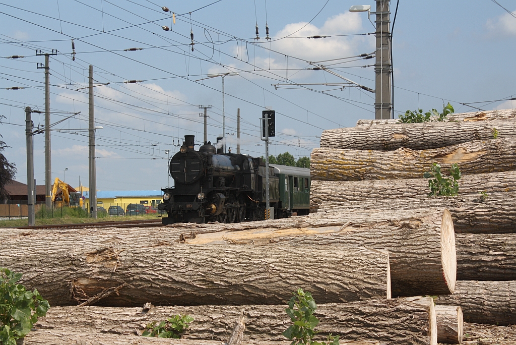 109.13 mit dem SR 16784 nach Spitz a/d Donau am 22.Juni 2013 im Bf. Absdorf-Hippersdorf.
