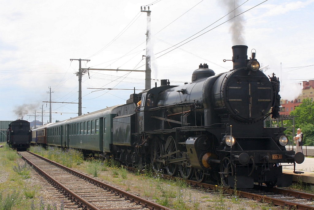 109.13 vor dem SR 14856 nach Spitz a/d Donau am 23.Juni 2012 im Bf. Heiligenstadt.