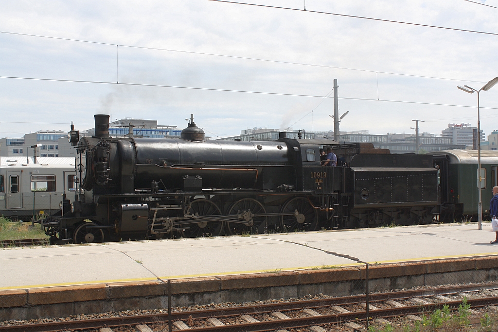 109.13 vor dem SR 14856 nach Spitz a/d Donau am 23.Juni 2012 im Bf. Heiligenstadt.