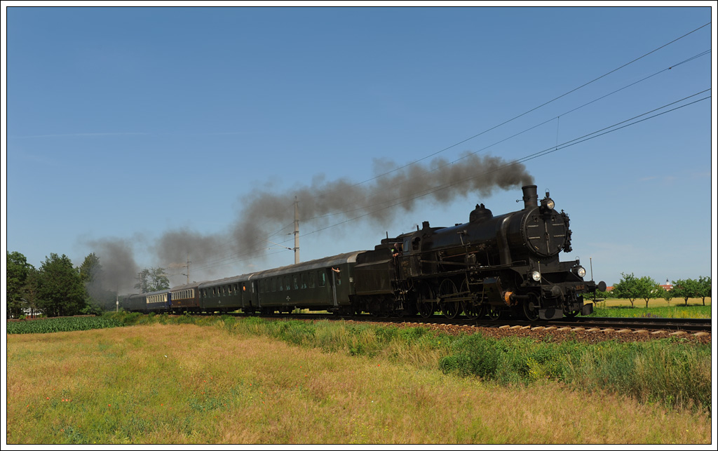 109.13 war am 23.6.2012 mit einem Sonderzug von Wien in die Wachau zur Sonnwendfeier unterwegs. Ganz ungewhnlich, Peter und Michael mit einer Maschin aus Strasshof ;-) . SR 14856 am 23.6.2012 kurz vor Krems.
