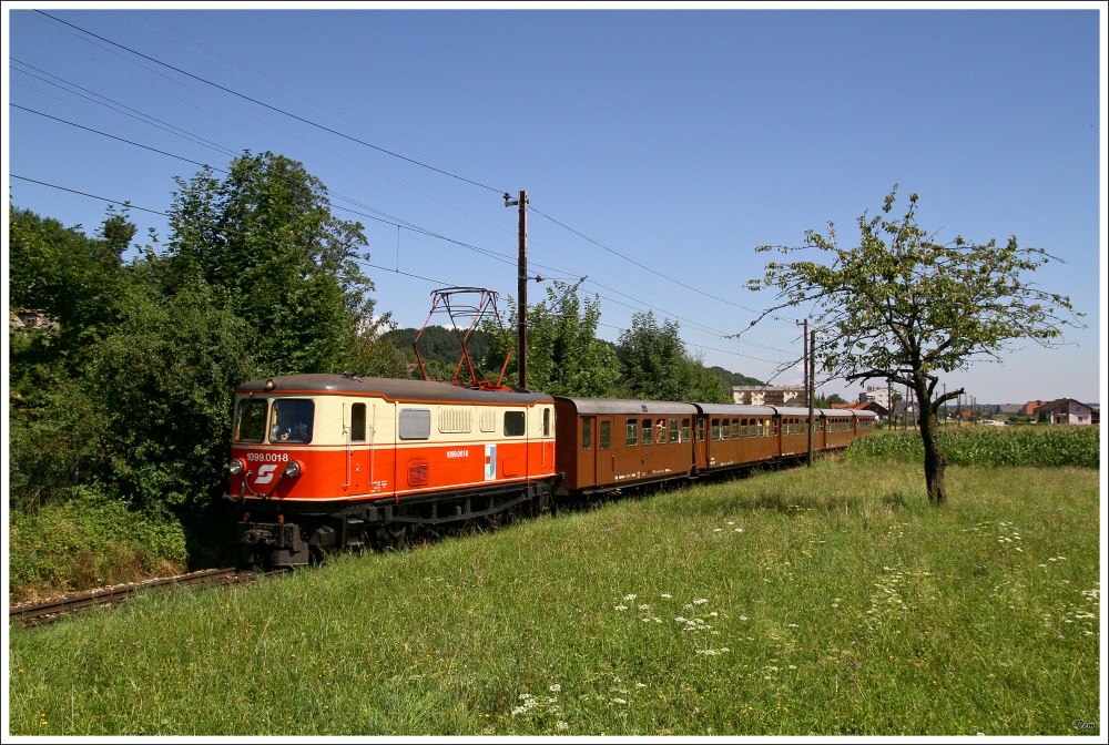 1099 001 auf der Fahrt mit R 6811 von St.Plten nach Mariazell. Kammerhof 1.8.2010