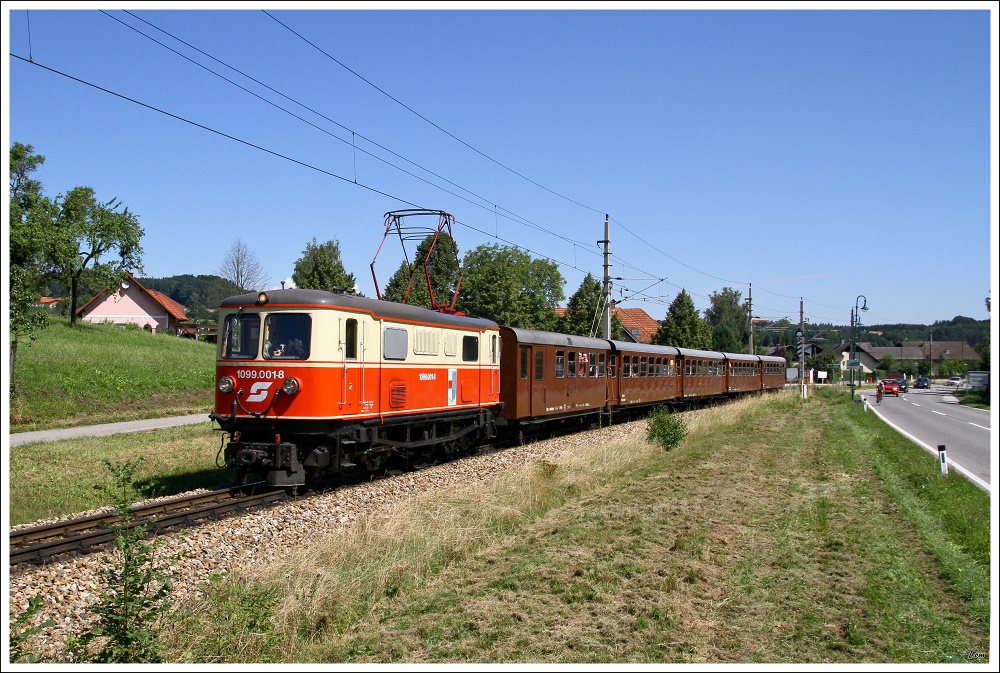 1099 001 auf der Fahrt mit R 6811 von St.Plten nach Mariazell. Hofstetten Grnau 1.8.2010