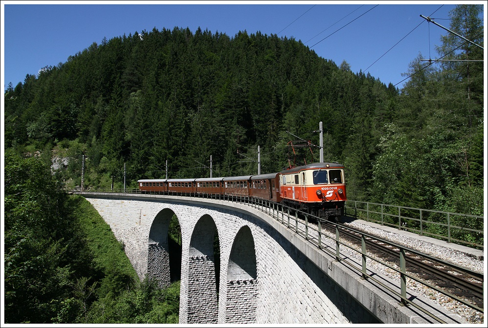 1099 001 fhrt mit dem Gsing Pendler R 6855 von Gsing nach Mariazell. Saugraben Viadukt Annaberg 1.8.2010