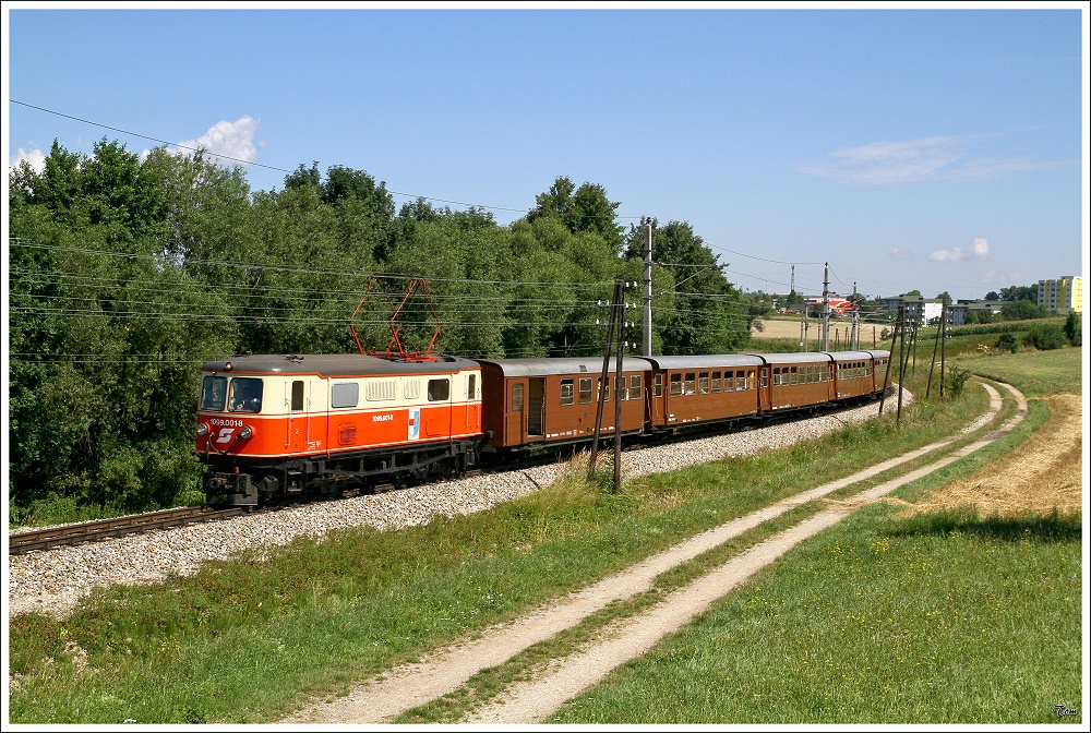 1099 001 fhrt mit R 6811 von St.Plten nach Mariazell. 
Schwadorf 1.8.2010