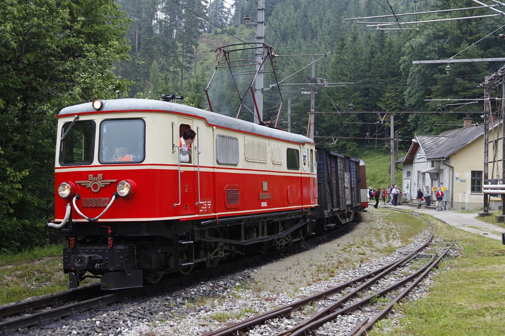 1099 002 hat am 6.07.2013 mit Zug 6805 (Dirndltaler) die Station Erlaufklause erreicht. Trotz des regnerischen Wetters bentzten viele Wanderer diesen Zug.