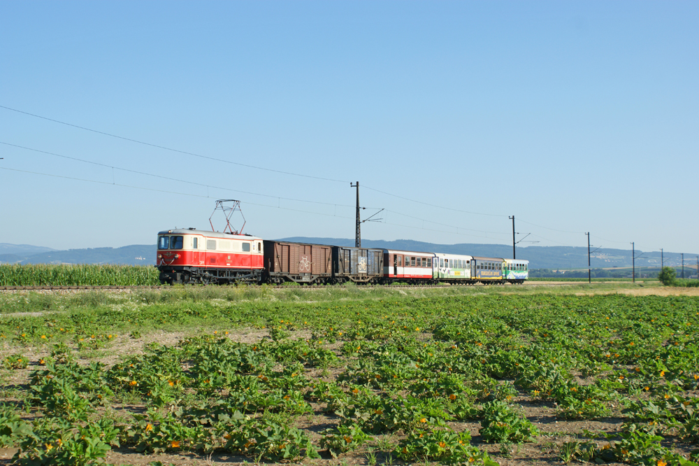 1099 002 mit dem P 6805  Dirndltaler . Aufgenommen am 21. Juli 2013 bei Ober Grafendorf.
