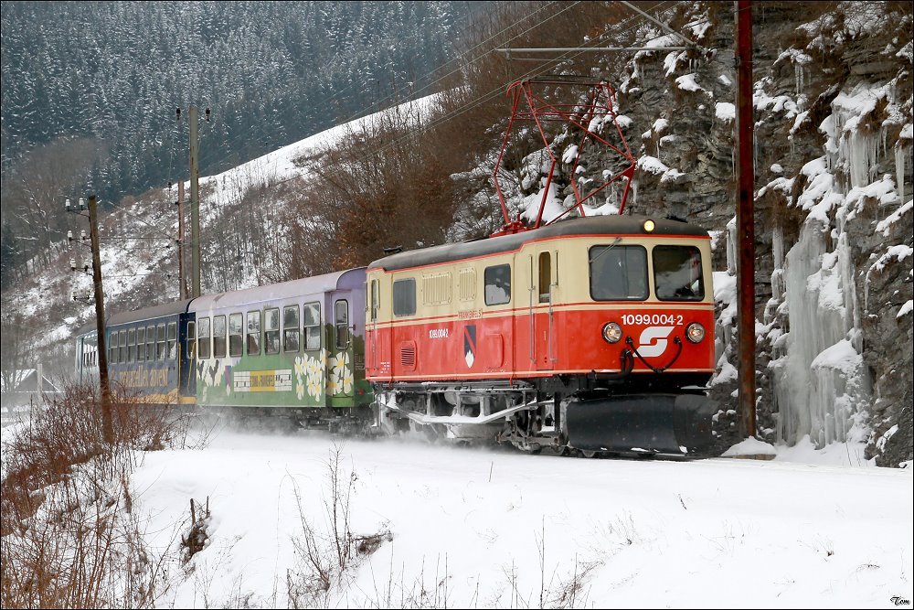 1099 004 fhrt mit R 6804 von St.Plten nach Mariazell.
Schwarzenbach Pielach 31.01.2010
