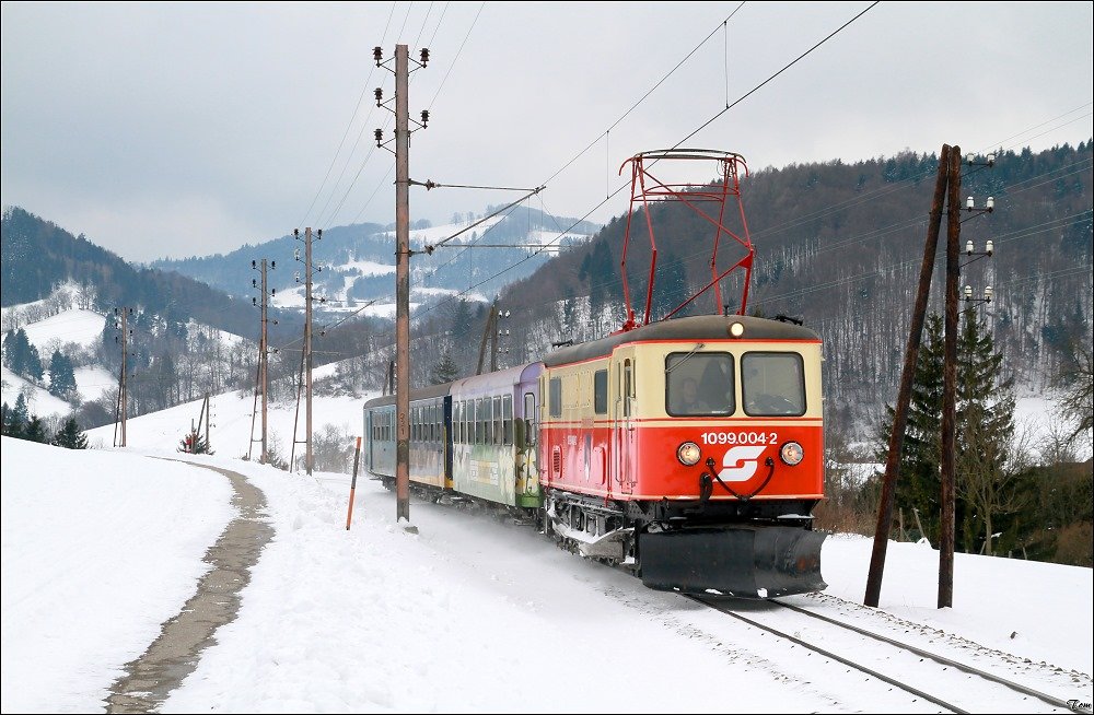 1099 004 fhrt mit R 6804 von St.Plten nach Mariazell.
Warth 31.01.2010
