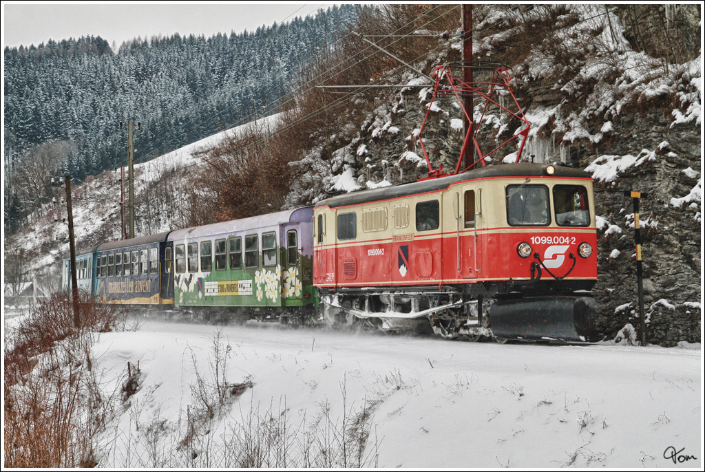 1099 004 fhrt mit R 6804 von St.Plten nach Mariazell. 
Schwarzenbach Pielach 31.01.2010 