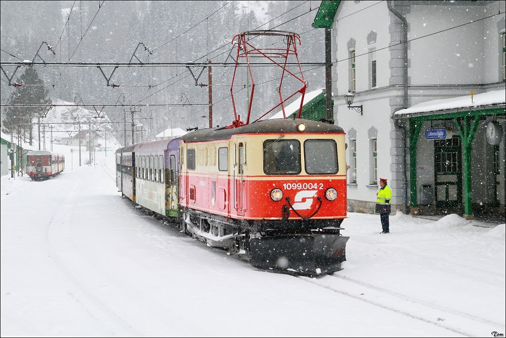 1099 004 mit R 6804 beim Halt im Bahnhof Laubenbachmhle.
31.01.2010
