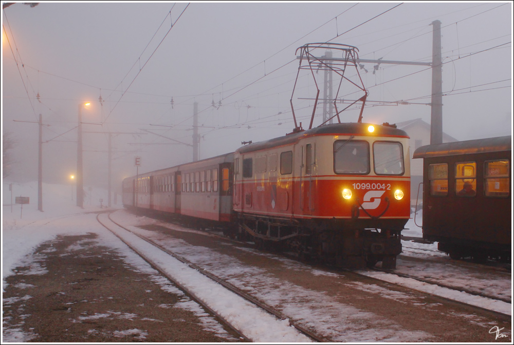 1099 004 steht mit R 6818 im Bahnhof Mariazell. 
8.12.2010